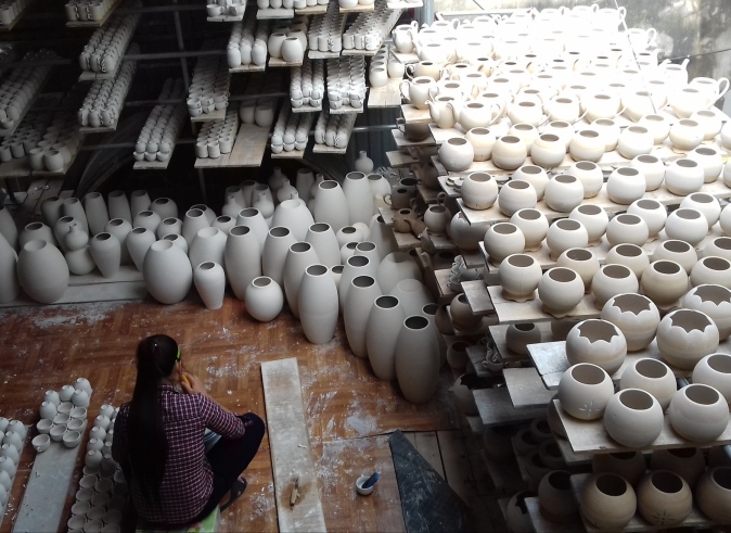 bat_trang_pottery_village_tour_funny_travel_vietnam