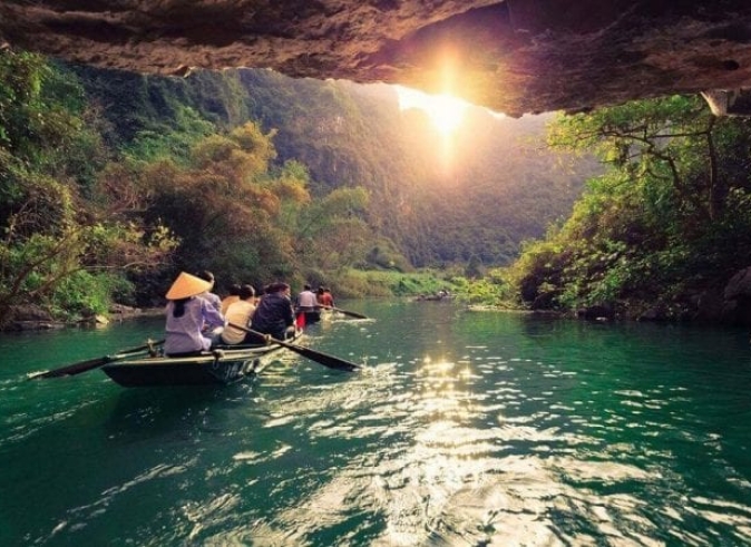 Du-lich-Trang-An-Ninh-Binh-1-700x450