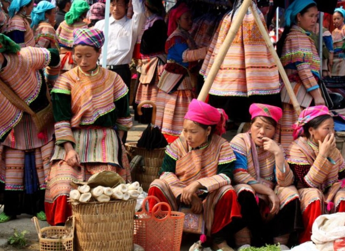 can_cau_market_funny_travel