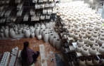 bat_trang_pottery_village_tour_funny_travel_vietnam