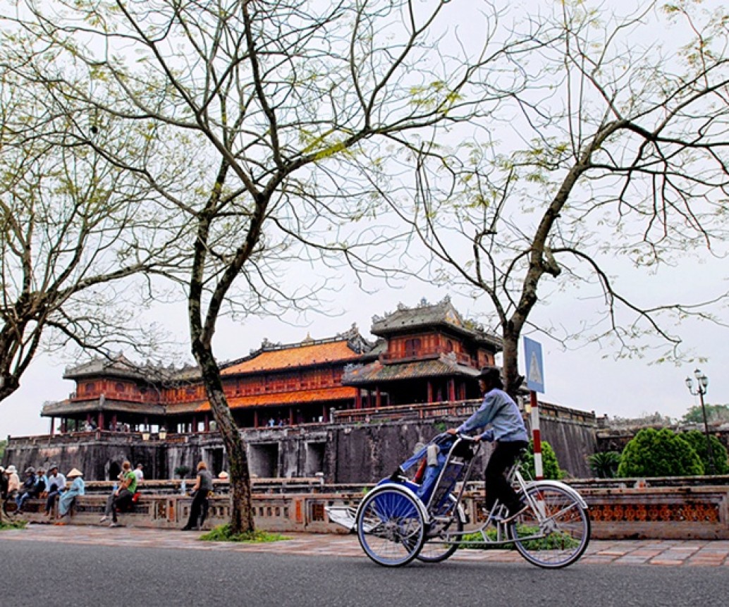Ride a cyclo through Hue City