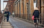 long_bien_bridge_funny_travel