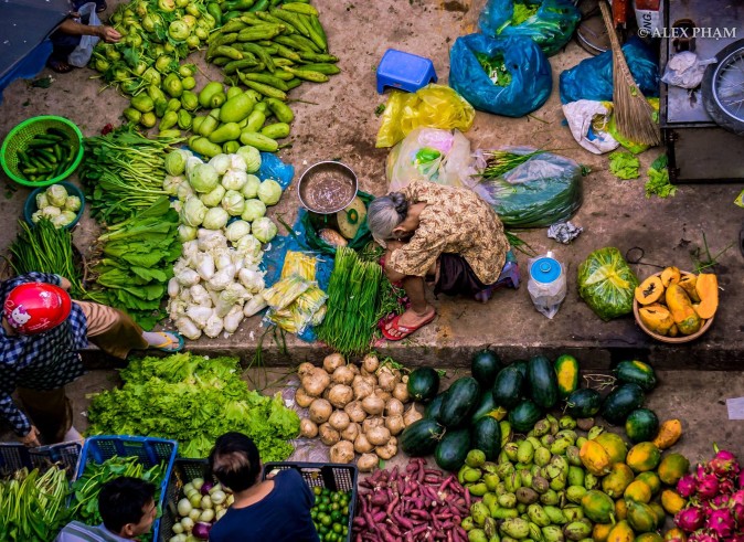 street_market_in_hanoi_funny_travel_bike_tour