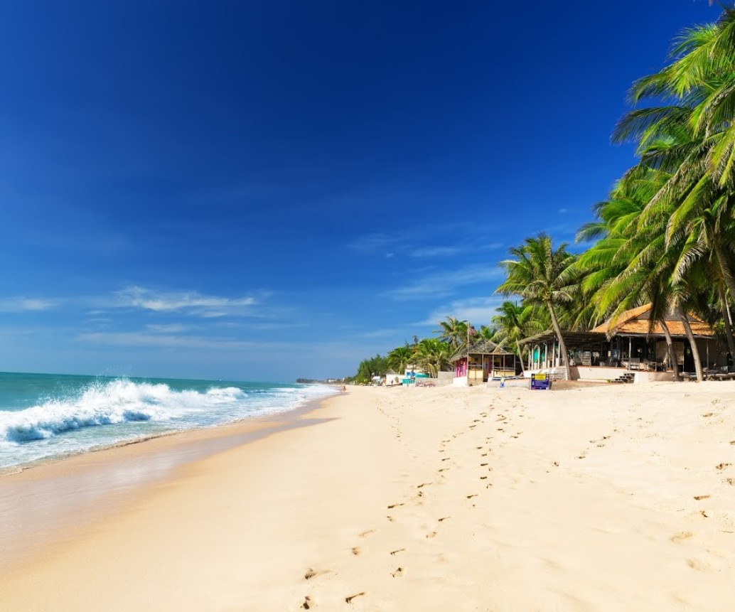 Da Nang Lays Path For Wheel-Chair Users At Beach